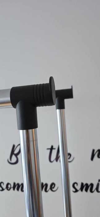 Charriot para roupas e arrumação