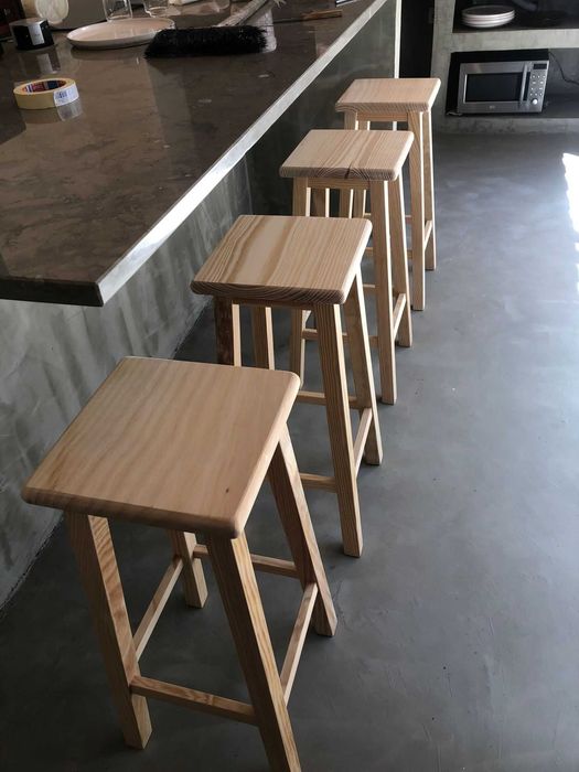 Banco Alto Quadrado em Madeira Maciça (70 cm) – Novo + Portes Grátis