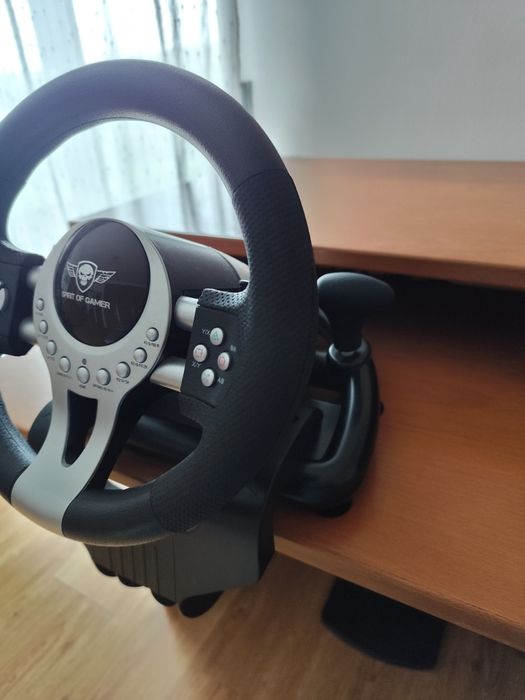 Volante com patilhas e pedais