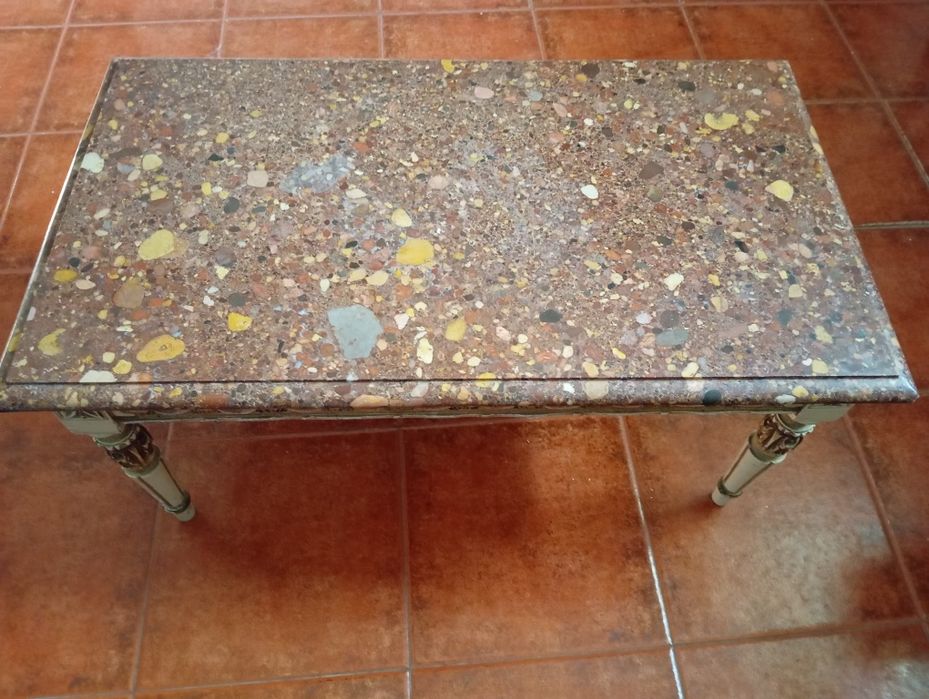 Mesa de apoio com tampo de brecha da Arrábida