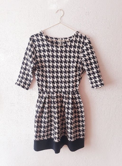 Sukienka w pepitkę // Stradivarius