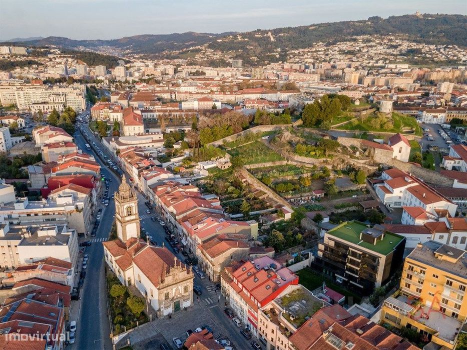 Apartamento T1 novo, equipado, mobilado e com logradouro no centro ...