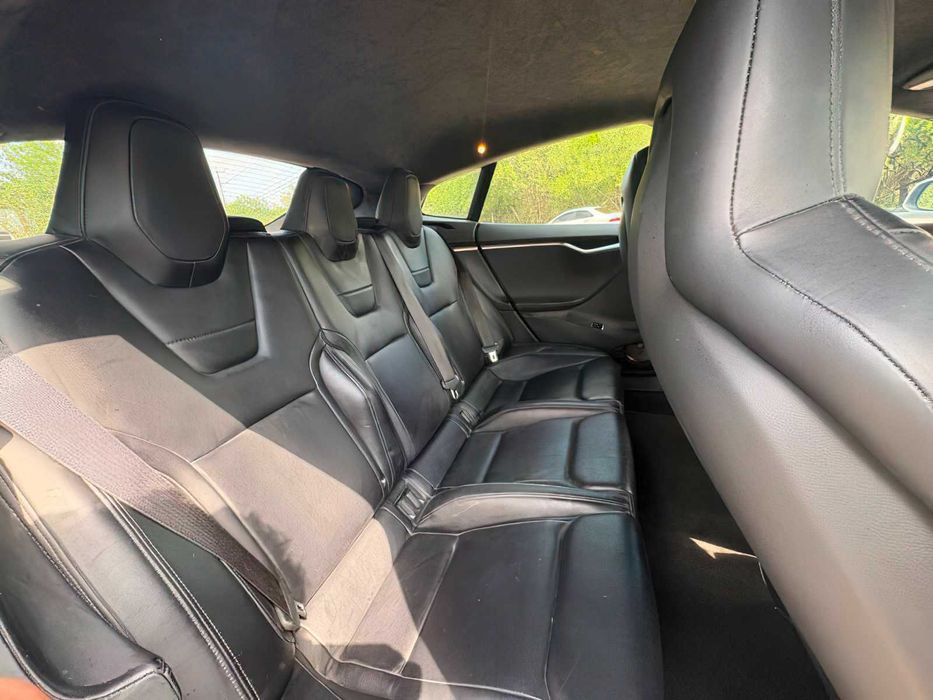 Tesla Model S P85D      2015