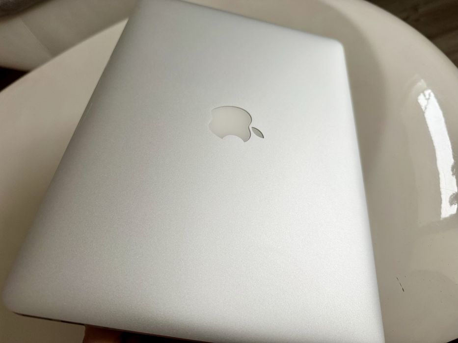 MacBook Air 13, intel i5, 8GB, 128 GB, A1466