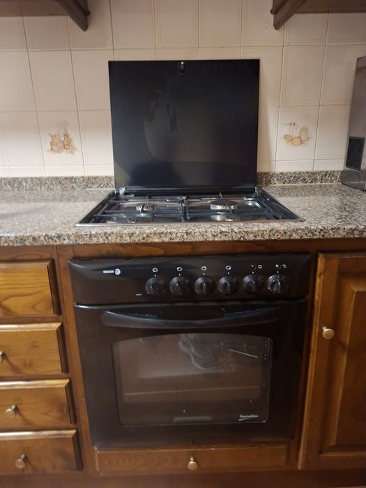 Fogão com placa de gás e forno