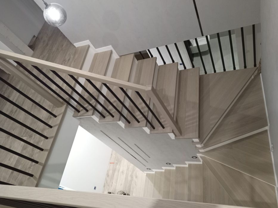 Schody drewniane na beton, samonośne, balustrady LOFT