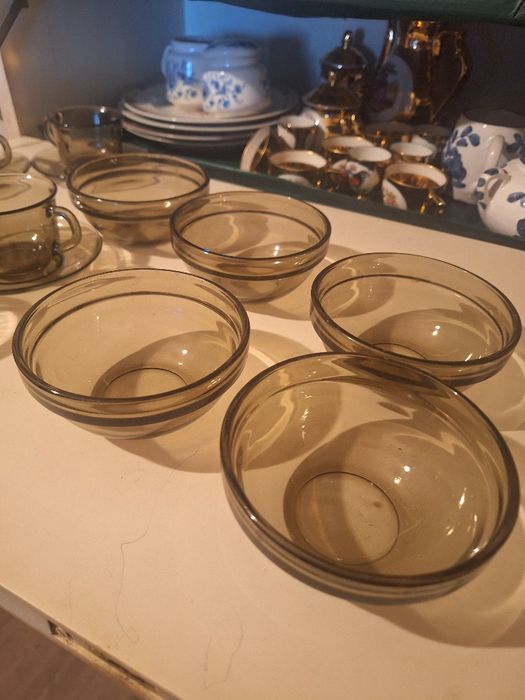 Conjunto de 6 chávenas de café e 6 pires de sobremesa