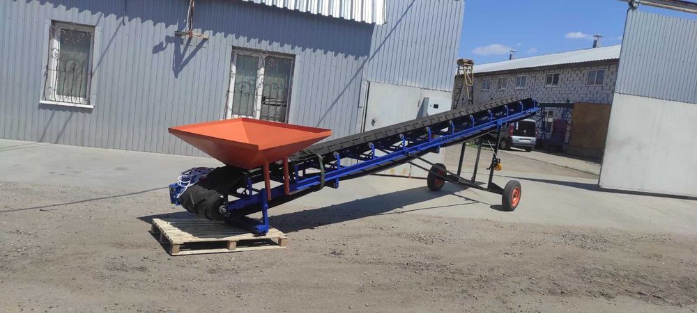 Погрузчик. Ленточный конвейер. Стрічковий транспортер.