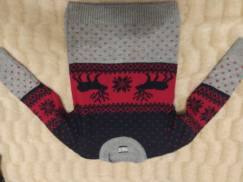 Продам новорічний вовняний светр на 9-10 років