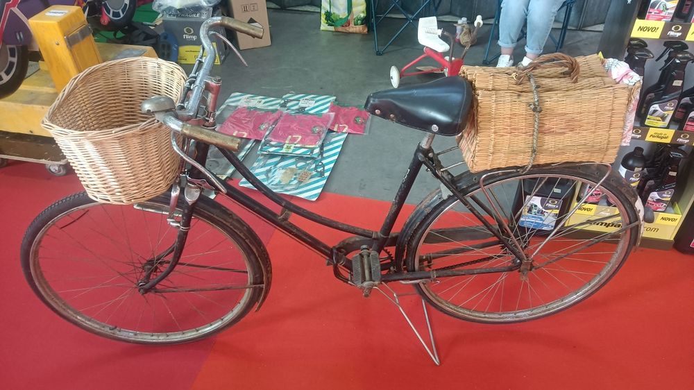 Bicicleta pasteleira de mulher antiga vintage clássica