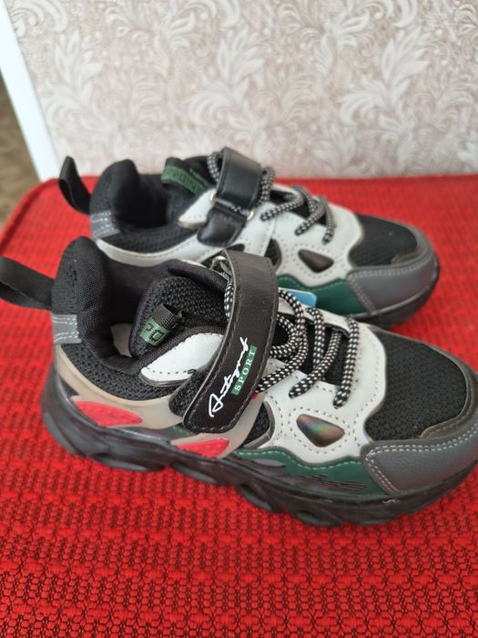 Новые кроссовки (стелька 18,5 см)