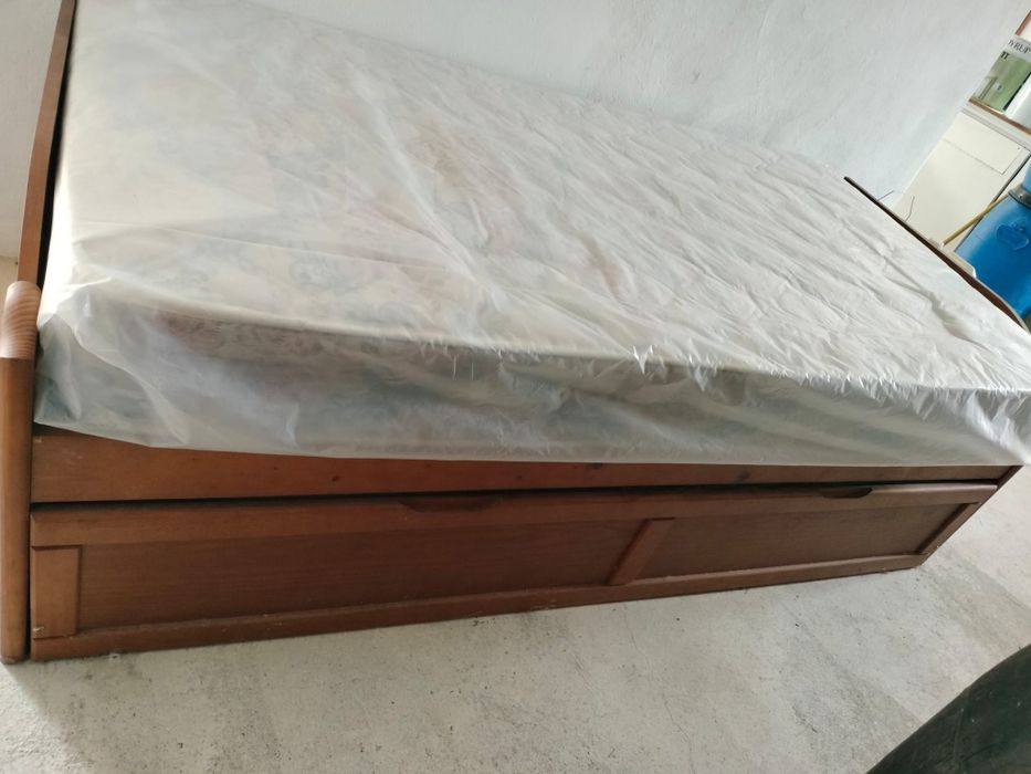 Cama individual / dupla / Sofá (com 2 colchões e 2 estrados  ( madeira