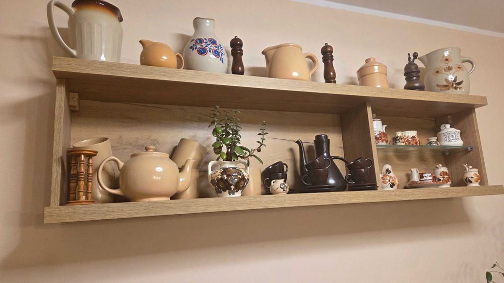 półka wisząca z bibelotami