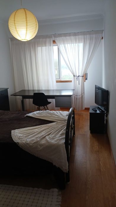 Alugo quarto espaçoso com muita luz natural mobilado com tv