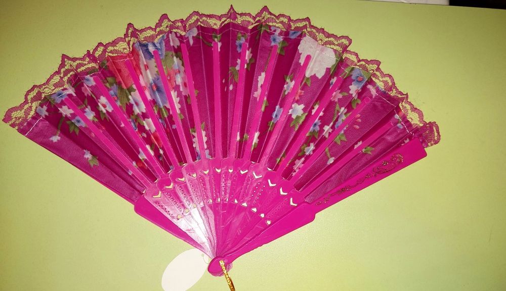 Яркий веер для вечеринки