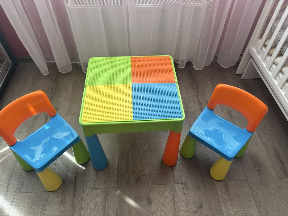 Дитячий стіл  зі стільцями фірми tega baby