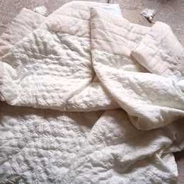Colcha em seda com pompons.426078011047301124
