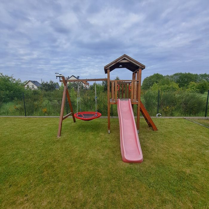 Domek ze zjeżdżalnią