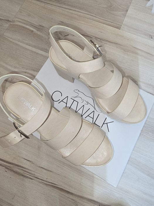 Beżowe sandały na platformie i stabilnym słupku marki Catwalk