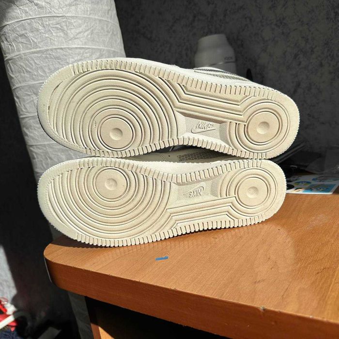 Оригінальні кросівки Nike Air Force 1 Low у відмінному стані.