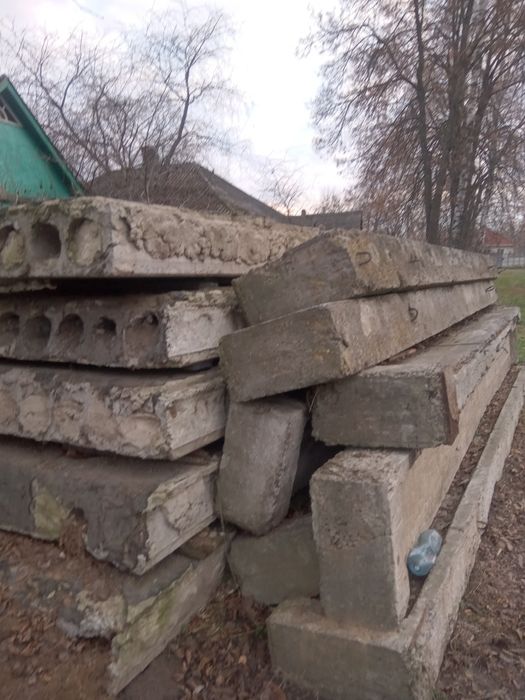 Бетонні плити і стовпи