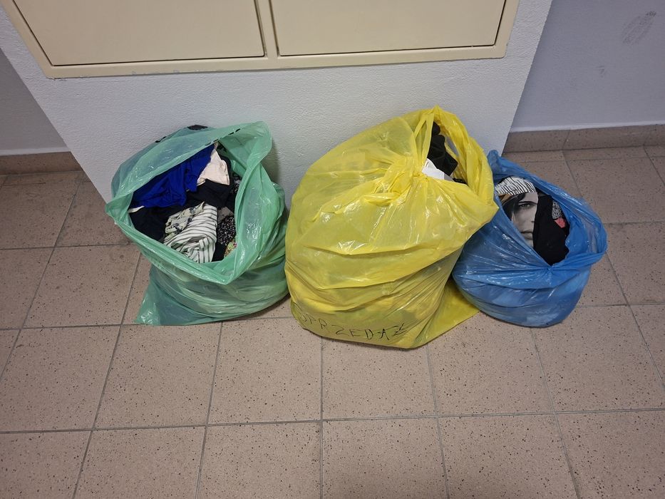 Ubrania damskie S i XS, trzy worki za symboliczną kwotę.  Ubrania w dobrym lub b.dobrym stanie.