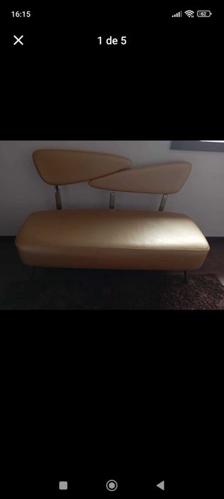 2 Sofás e 1 mesa de centro estofados a dourado