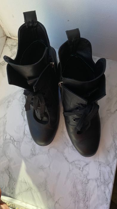 Шкіряні осінні ботінки на каблуку