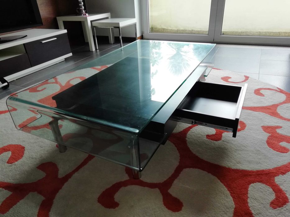 Mesa de centro em vidro, com gavetas