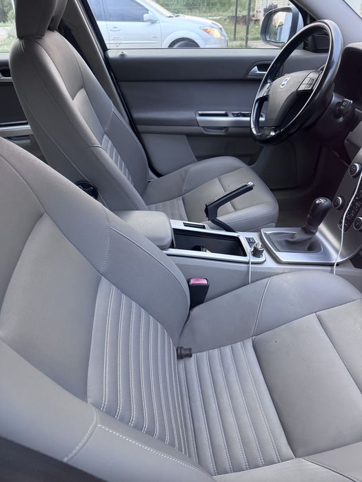 Volvo v50.