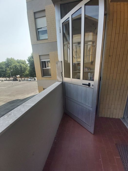 45€- 2a baixa Para libertar espaço Vendo porta de alumínio