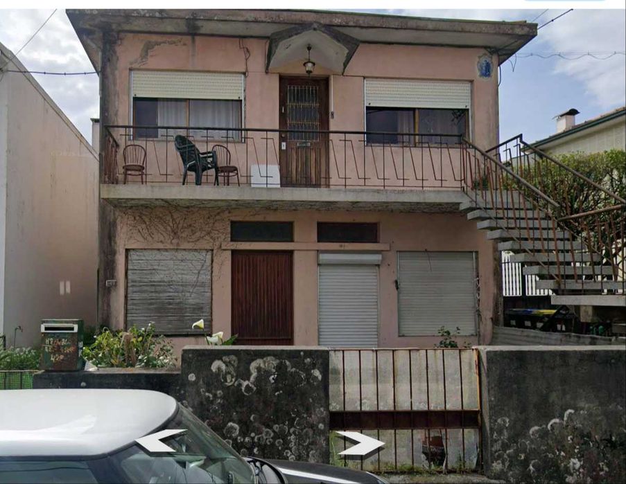 Ermesinde - Moradia de 4 frentes com terreno, em propriedade total com dois andares para restauro/investimento.