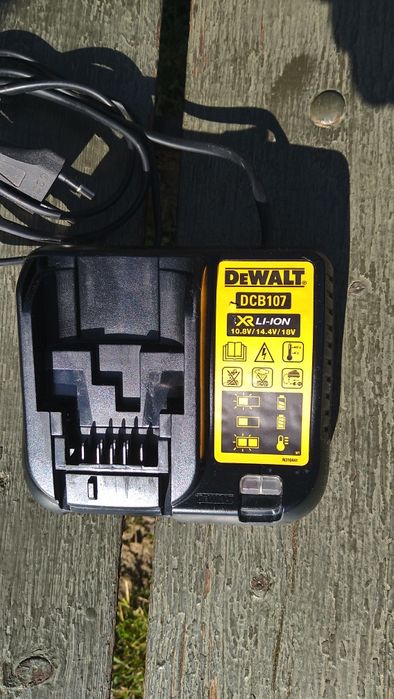 Зарядний пристрій DeWalt DCB107