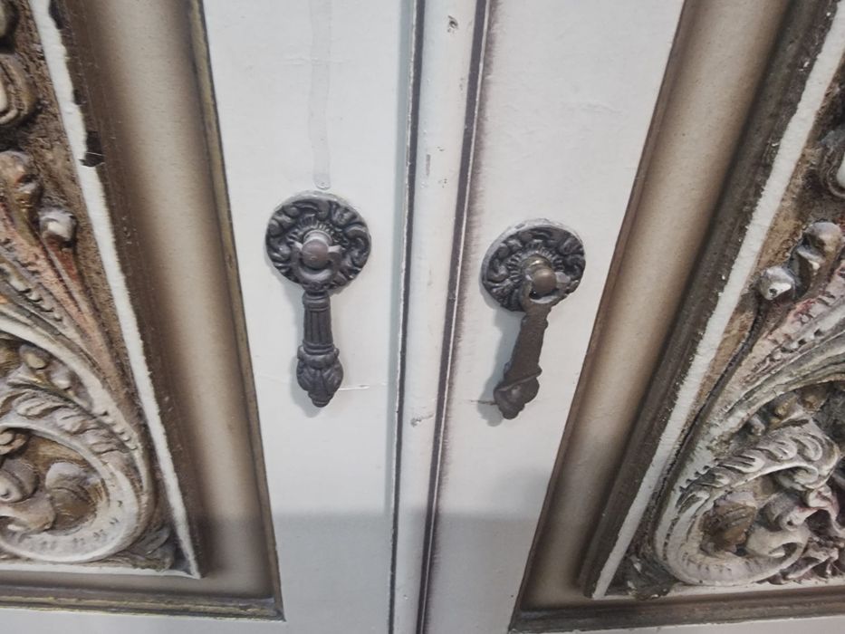 Móvel antigo em bom estado