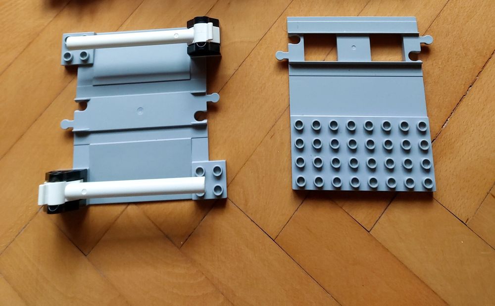 Przejazd  kolejowy peron lego duplo kolejka że szlabanami