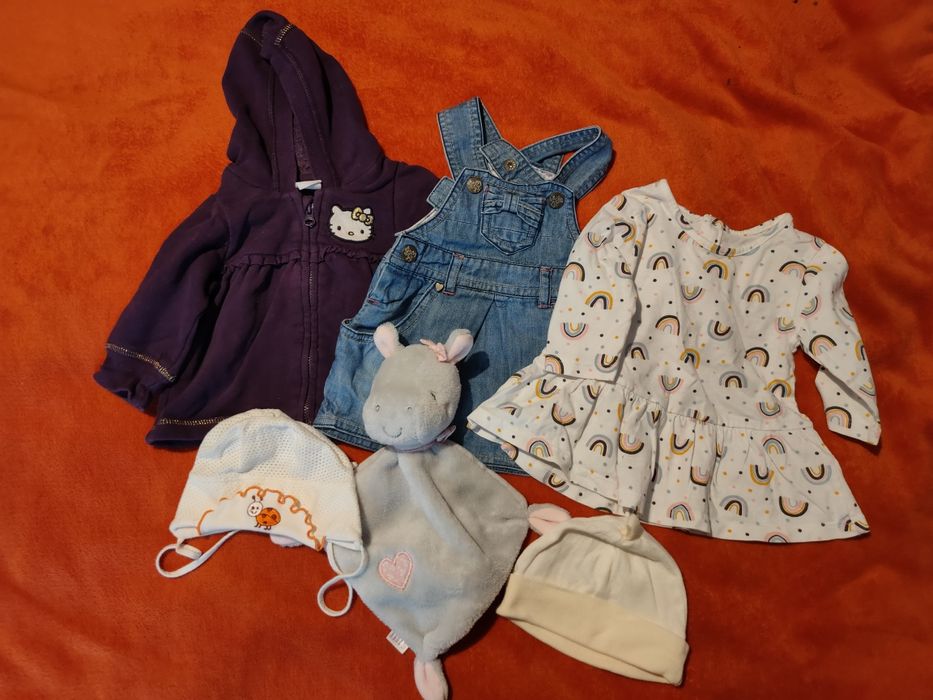 Paczka ubranek dla dziewczynki, maskotka i przenośny przewijak