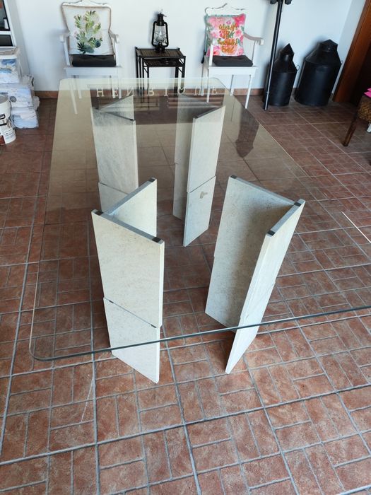 Móvel em pedra moleanos e prateleiras em vidro temperado