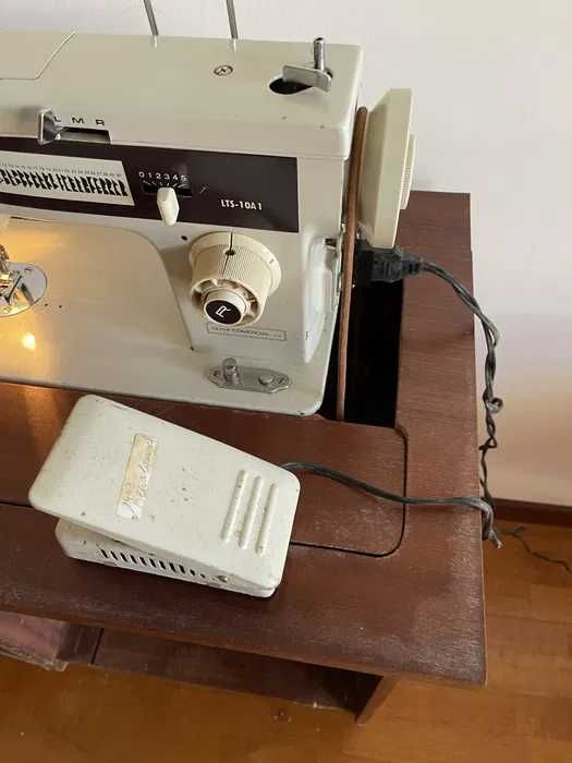 Máquina de Costura Oliva com móvel