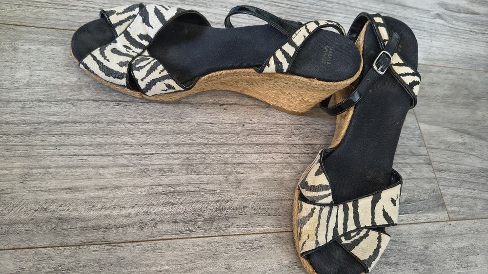 Sandały na koturnie zebra