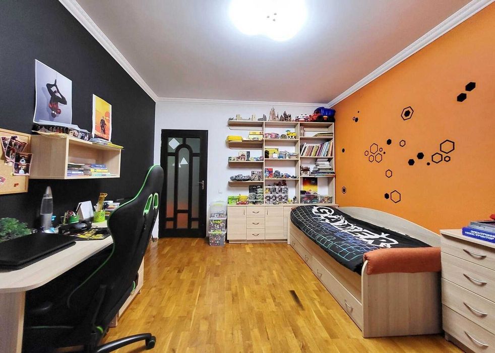 Продам квартиру з гаражем в Центрі міста