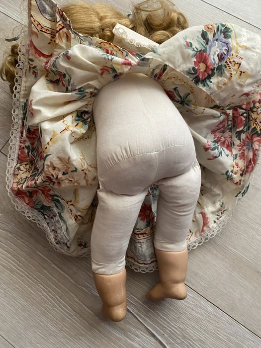 Фарфоровая кукла