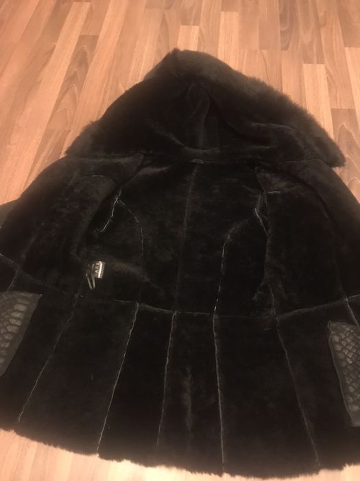 Продам  натуральную женскую дубленку с копишоном.