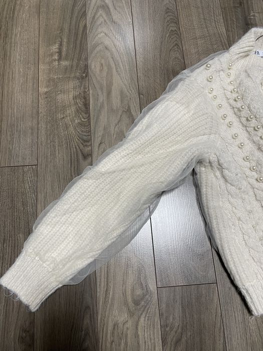 Sweterek z perełkami i tiulem Zara