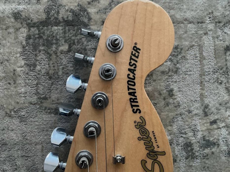 Gitarę Fender Squier Affinity Strat