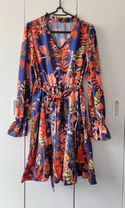 Piękna sukienka z falbankami i paskiem, rozmiar L