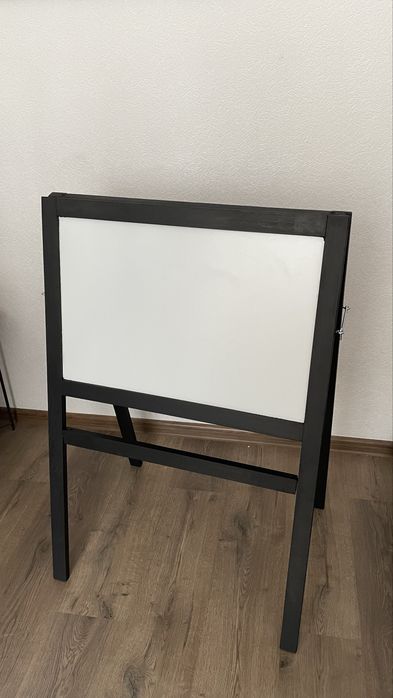 Дошка на ніжках магнітна чорна вулична