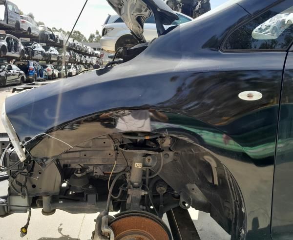 Guarda-lamas esquerdo NISSAN Leaf EV (ZE0)