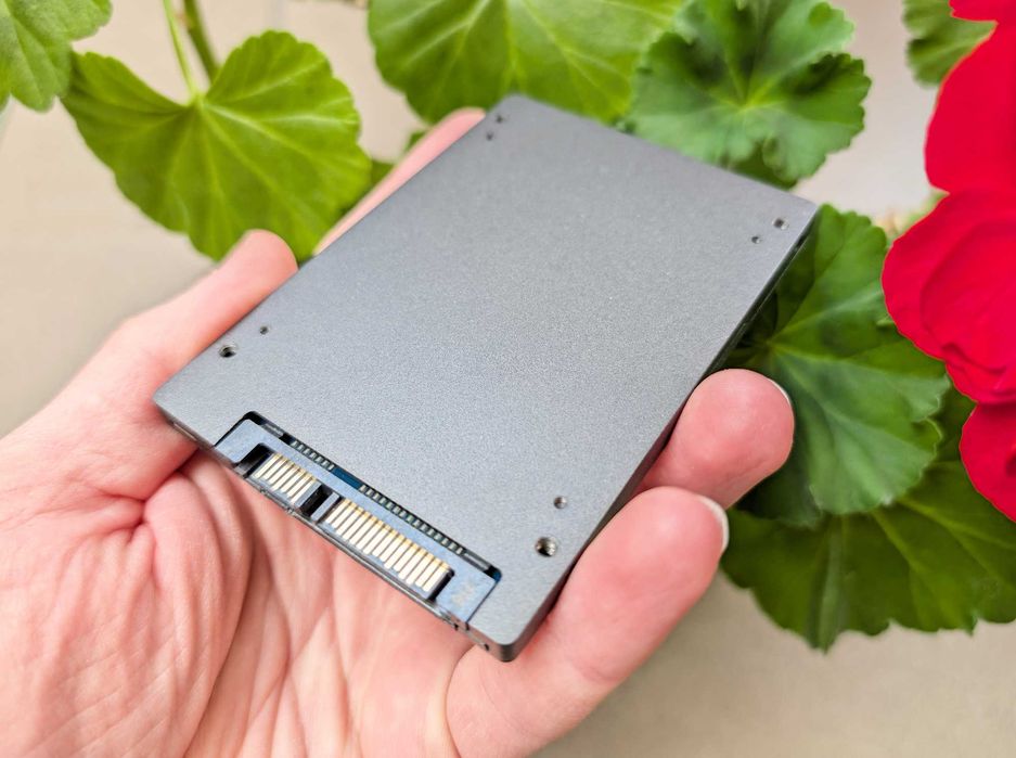 Kingston DC600M - 7.68TB (~8TB) - 2,5", SATA — Enterprise 3D TLC