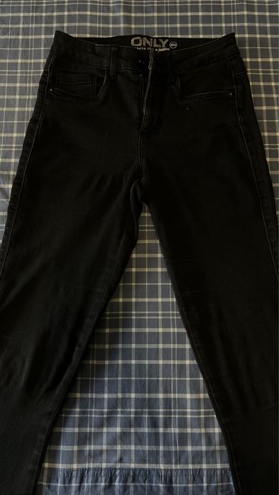 Черные джинсы