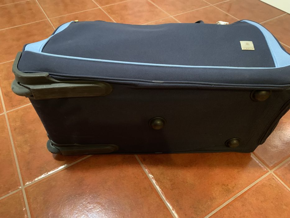 Saco de viagem grande.